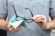 Como limpar óculos corretamente