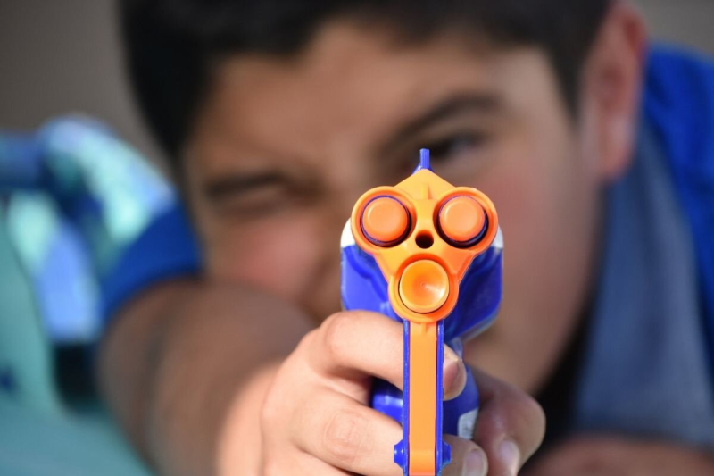 O que a polícia faz se crianças apontarem armas Nerfs neles? - Quora